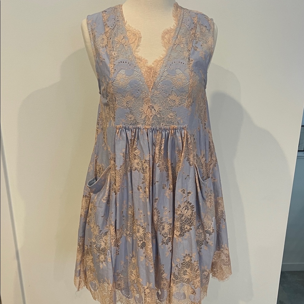 Lace Sleeveless Dress in Lavender and Beige